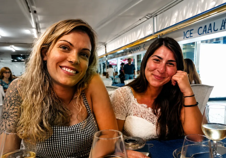 ELA ATRAVESSOU O MUNDO PARA ENCONTRAR A AMIGA DESAPARECIDA
