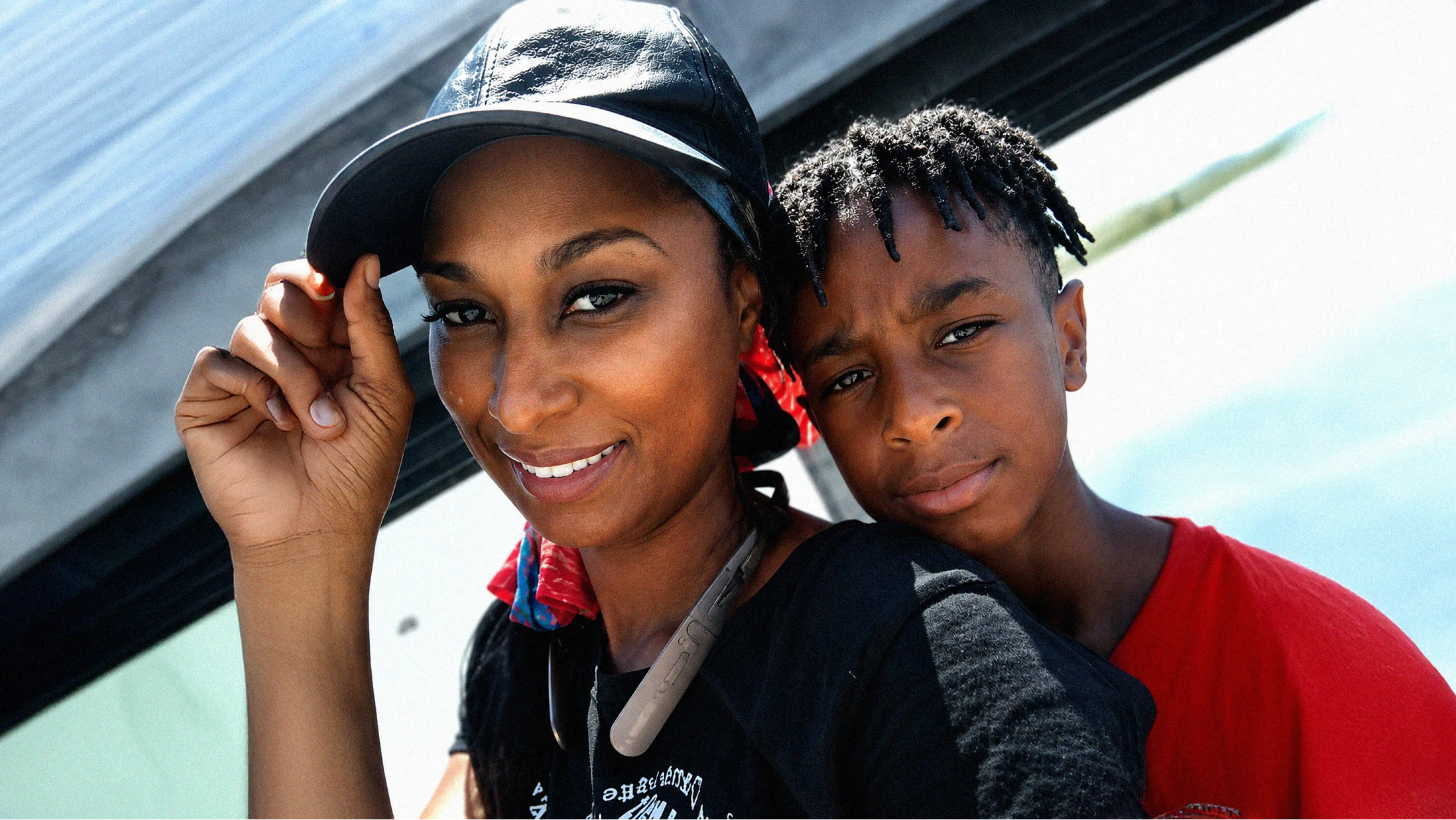 Latoya Davis ao lado do filho, Brandon Davis
