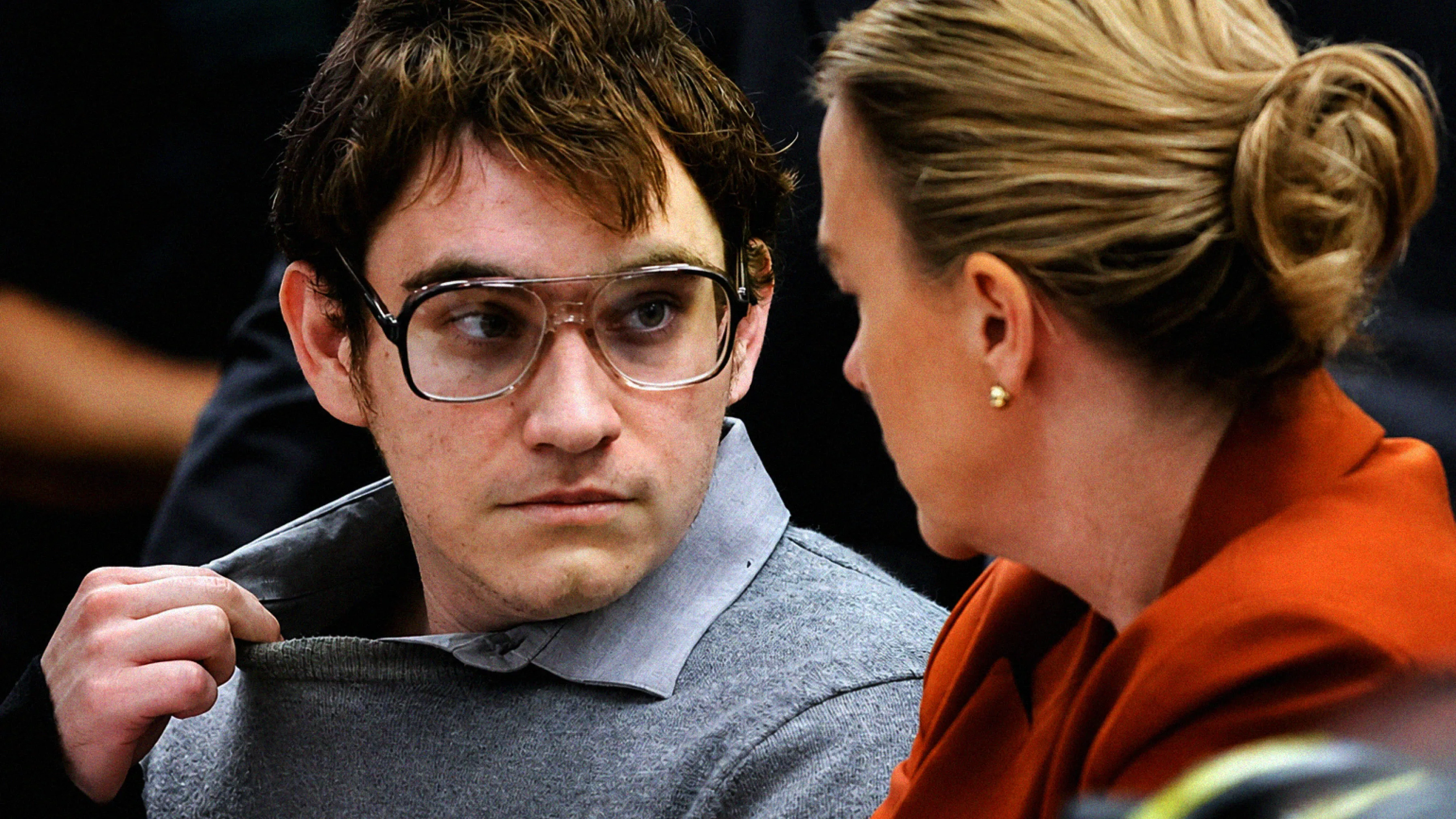 Nikolas Cruz conversa com a advogada durante audiência do caso Parkland