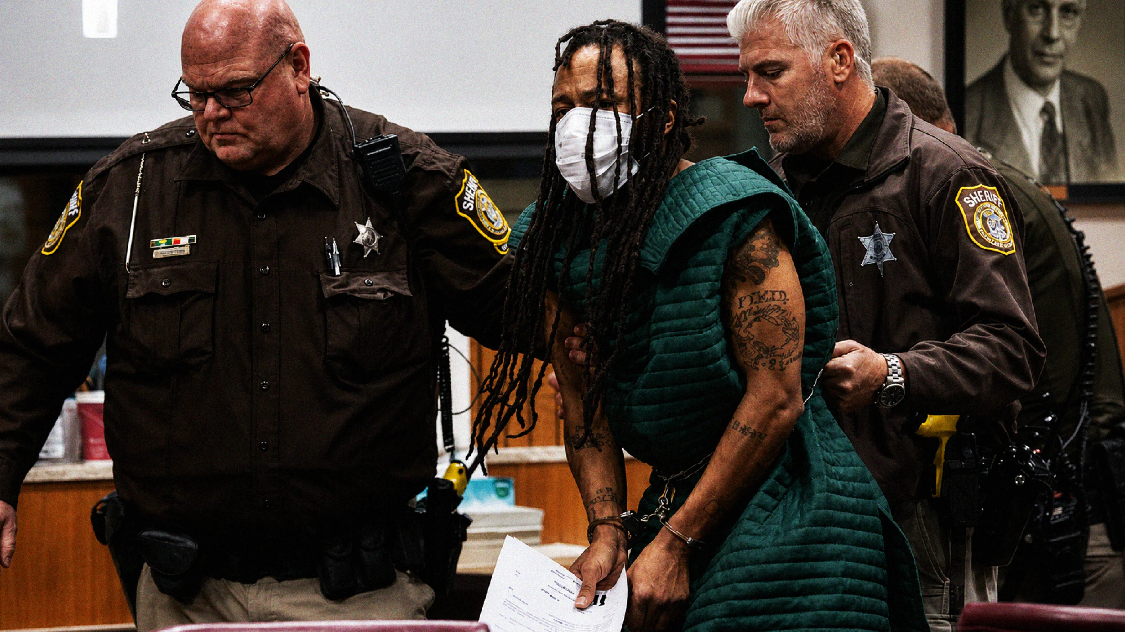Darrell Brooks sendo retirado do tribunal durante o julgamento em Wisconsin