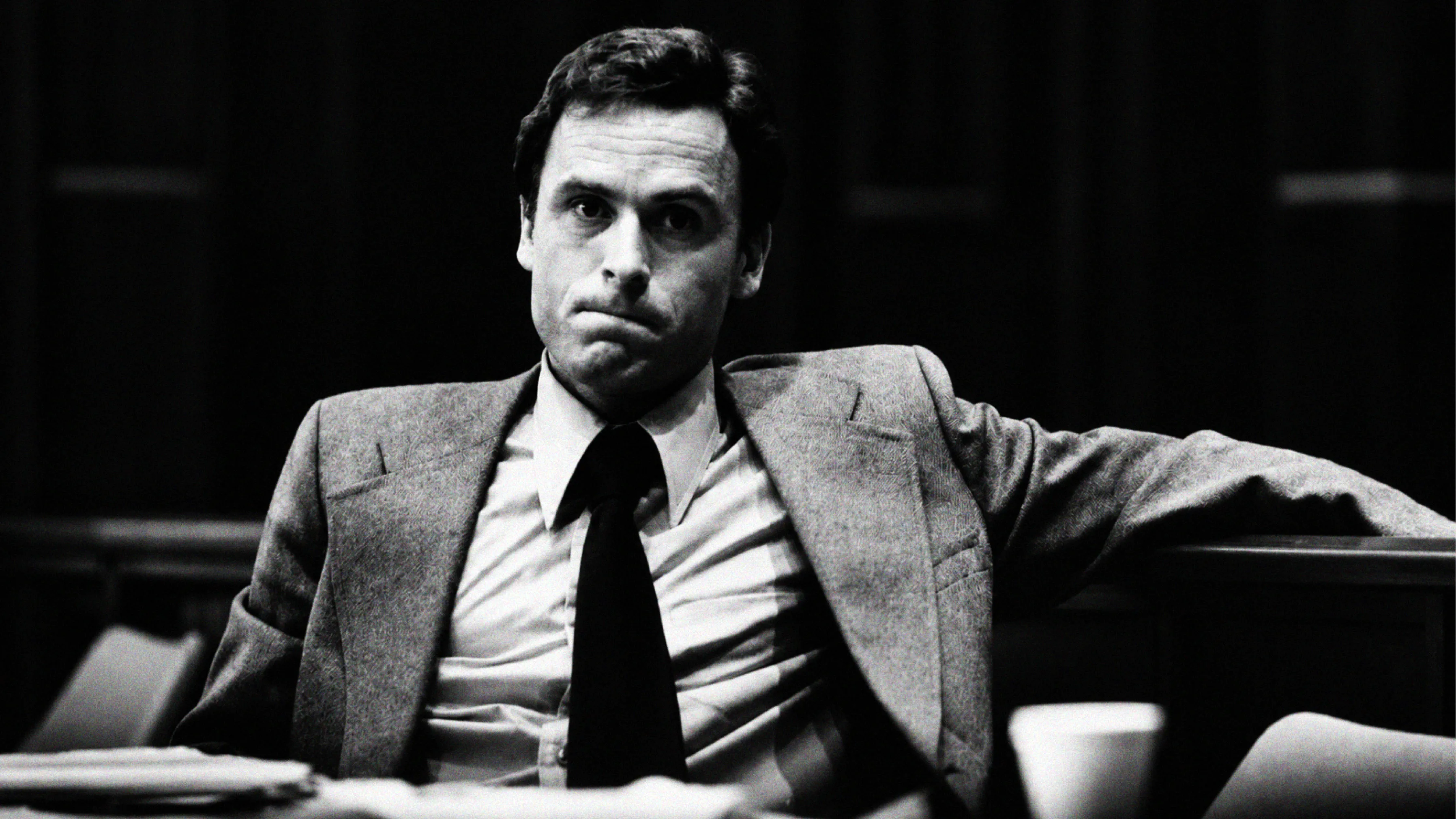 Ted Bundy durante uma das sessões do julgamento nos anos 1970