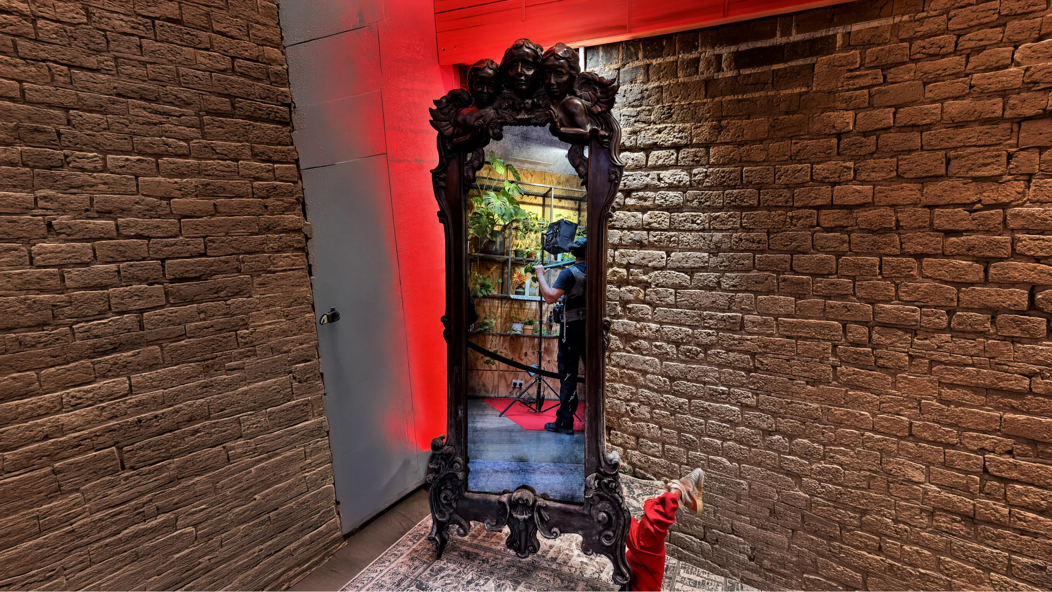 Espelho associado a supostos relatos paranormais e práticas ocultistas