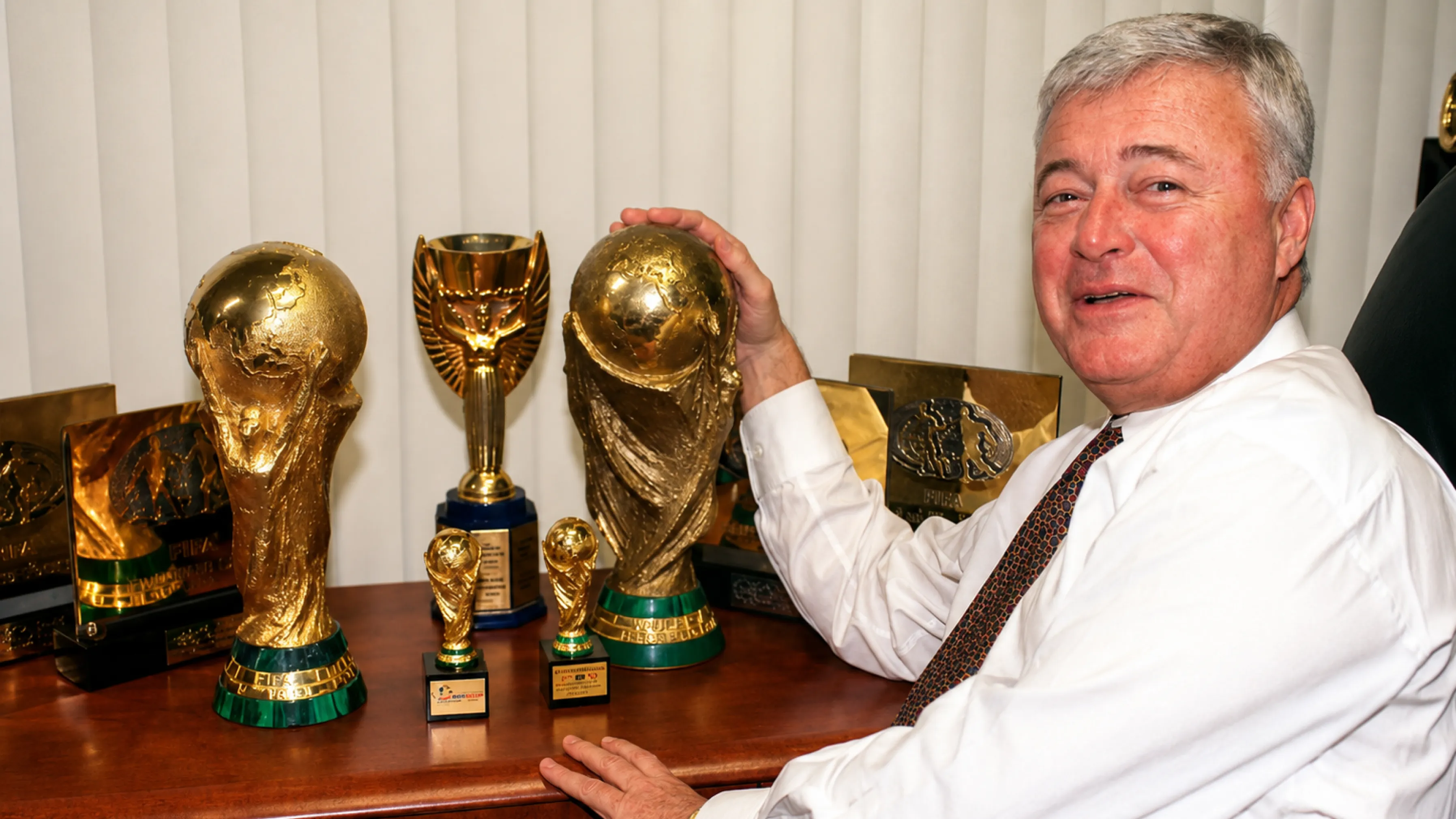 Ricardo Teixeira ao lado de troféus conquistados pela seleção brasileira